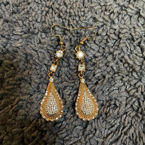 Jewelry - NWOT Gold gem dangle earrings
